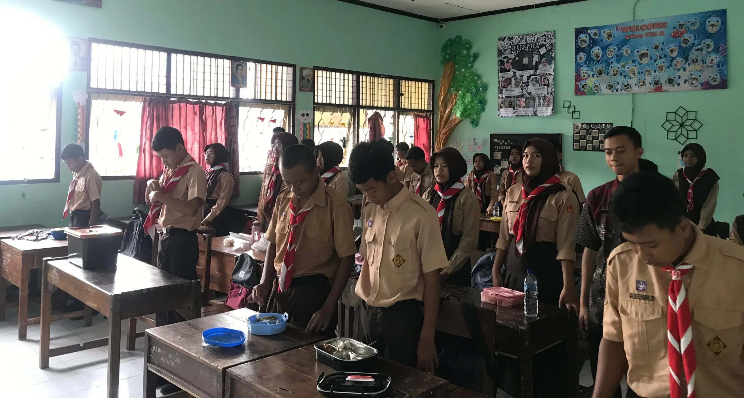 Peserta didik SMP Negeri 12 Magelang menyanyikan lagu Indonesia Raya