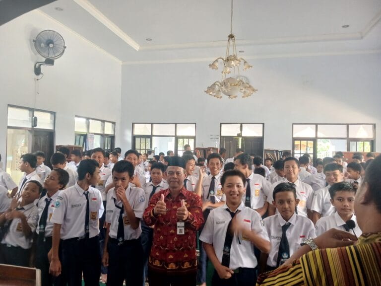 Sholat Dzuhur Berjamaah SMP Negeri 12 Magelang