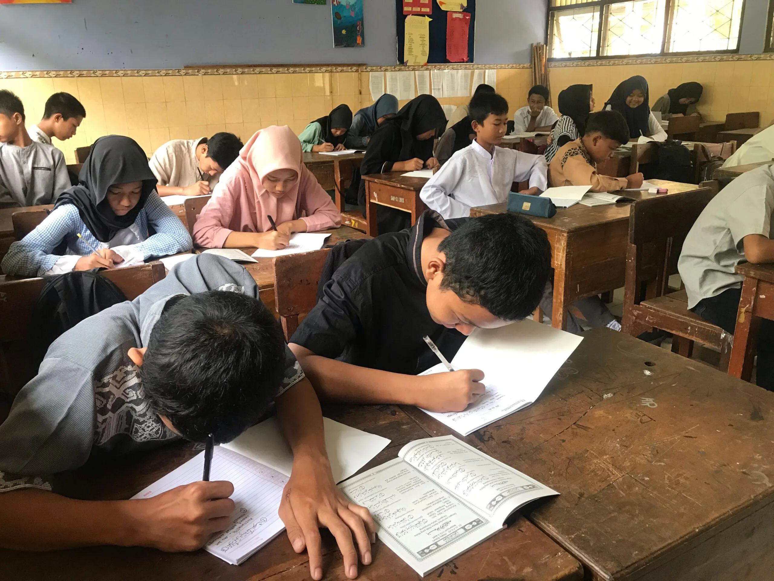 Dengan gaya penyampaian yang santai namun penuh makna, beliau berbagi kisah-kisah inspiratif yang menggugah hati. Acara ini diharapkan dapat menjadi sarana untuk mempererat tali silaturahmi dan meningkatkan semangat berbagi