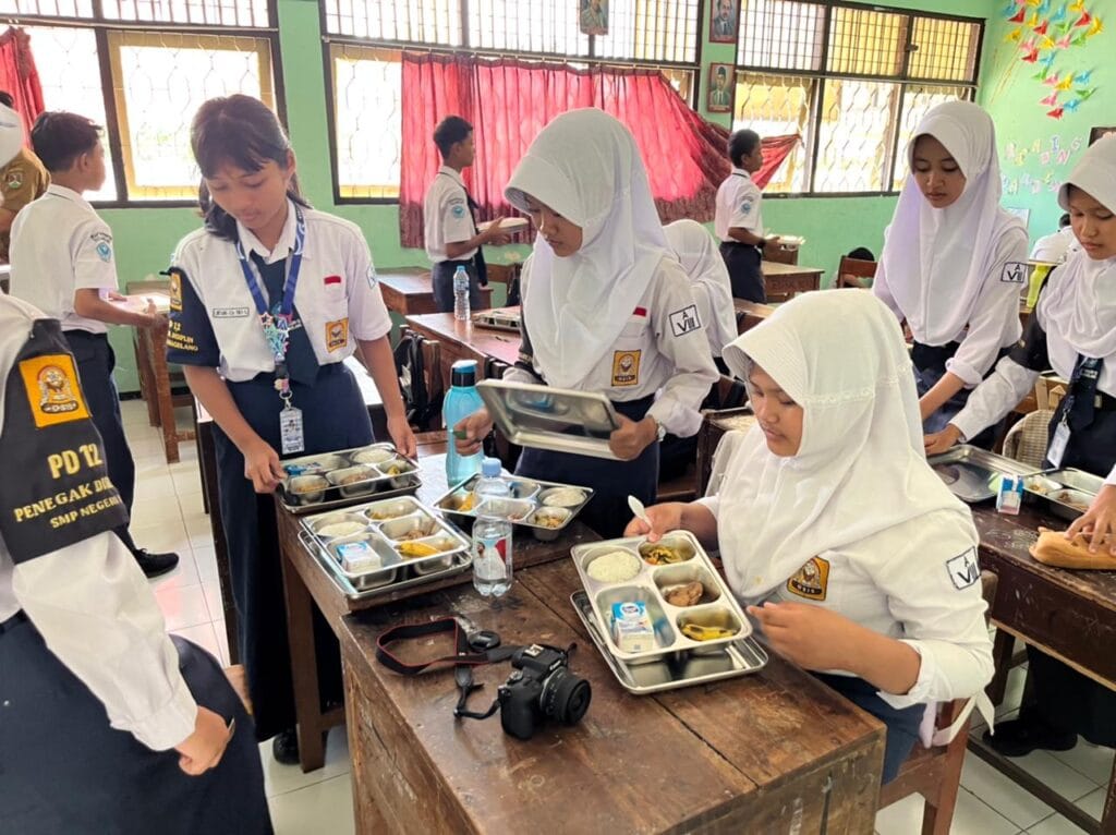 Program Makan Bergizi Gratis Perdana di SMP Negeri 12 Magelang: Langkah Nyata Menuju Generasi Sehat dan Cerdas